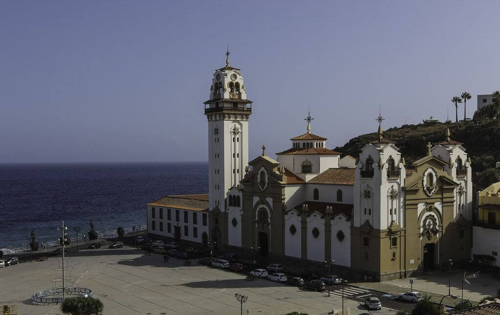Basílica de Candelaria con el mar al fondo