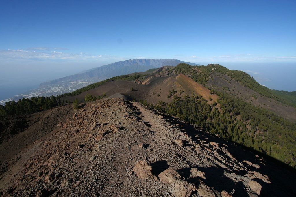ruta de los volcanes con el volcan de la deseada