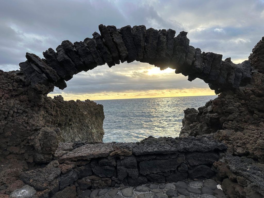 arco artificial junto a la playa del verodal