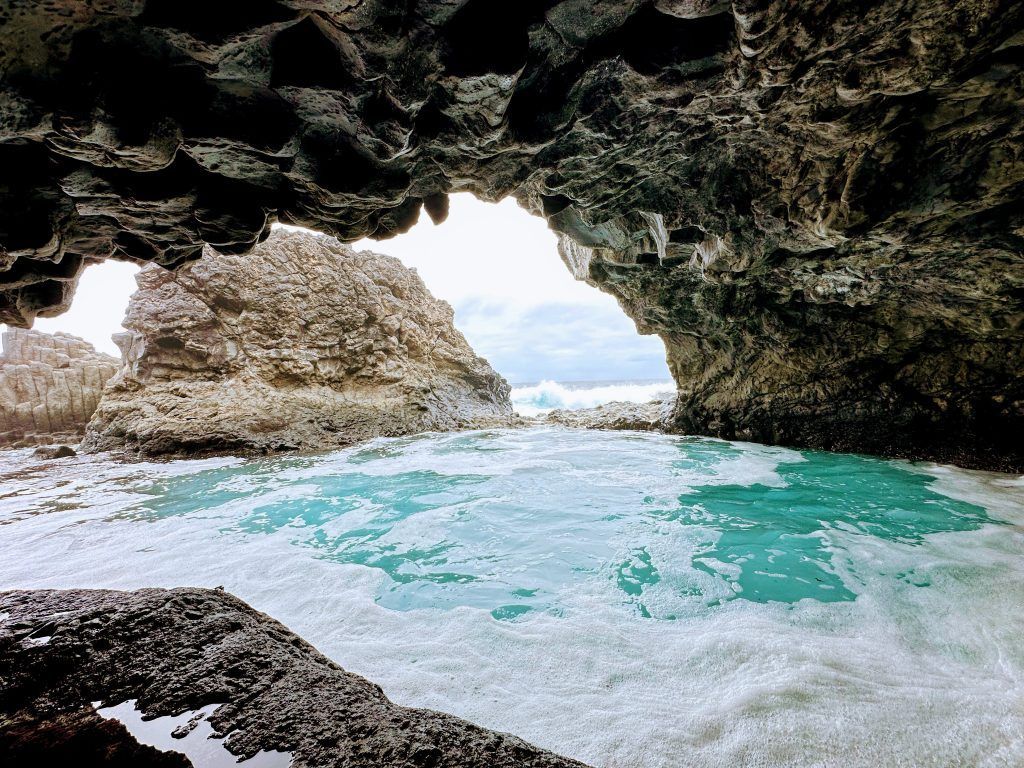charco azul en el hierro