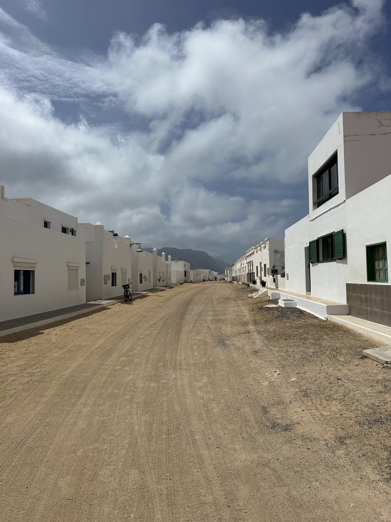 Calle de arena con casas blancas en Caleta de Sebo, La Graciosa