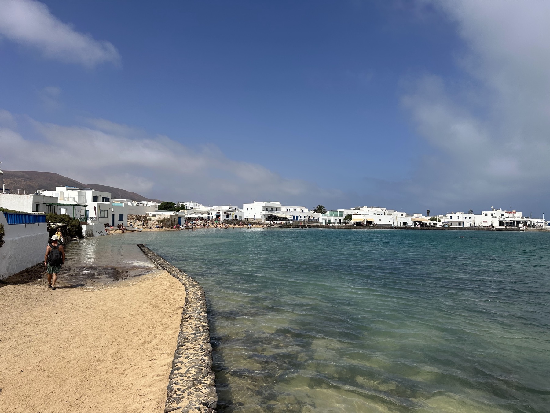Frente marítimo de Caleta de Sebo con casas blancas y agua clara
