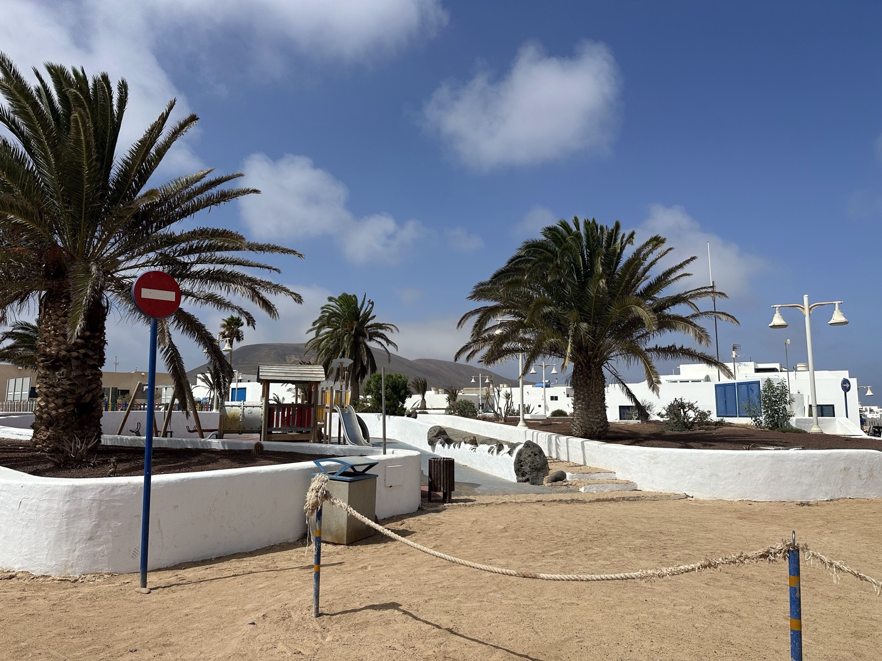 Plaza con palmeras y arquitectura blanca en Caleta de Sebo