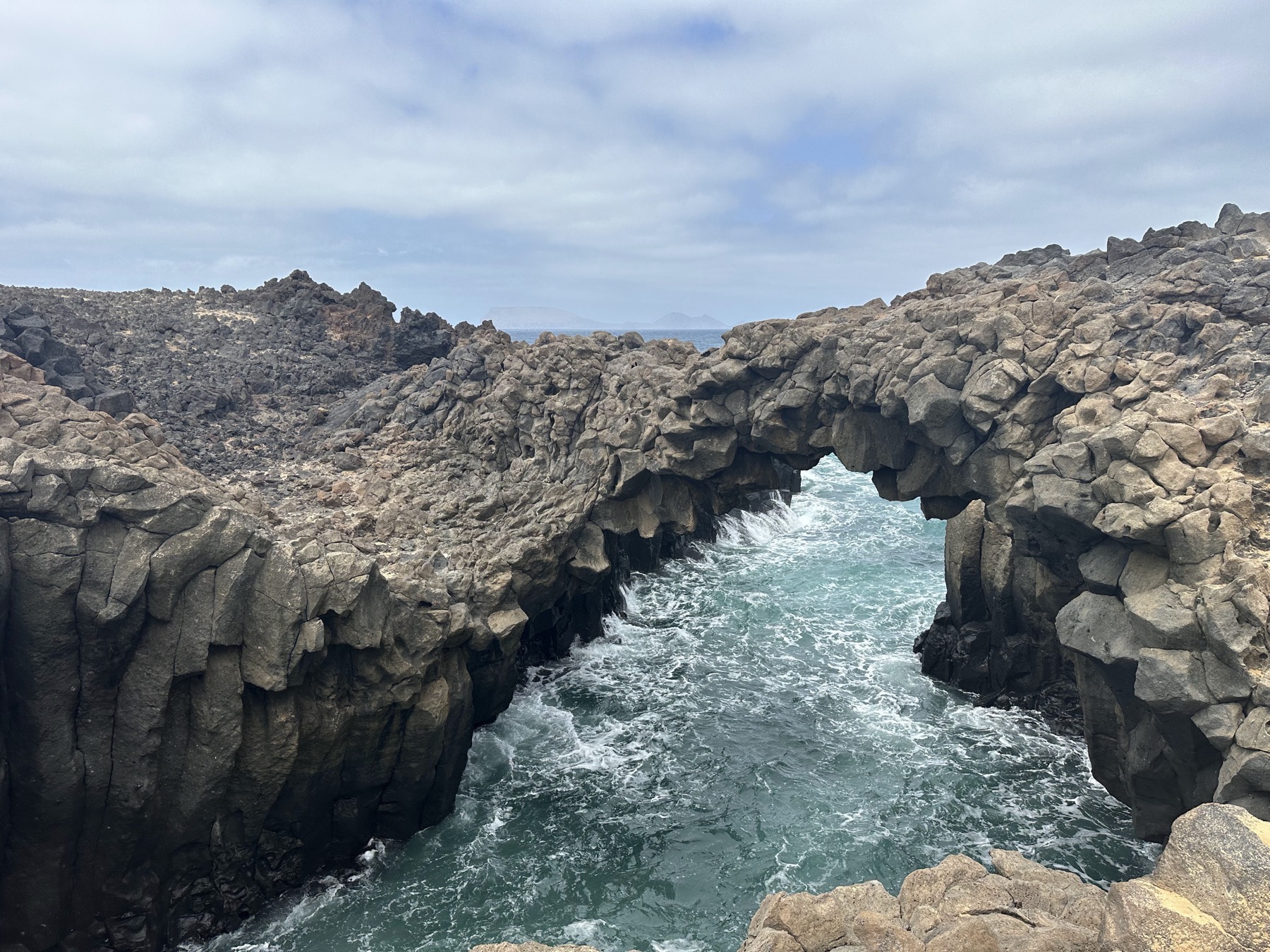 Formación volcánica junto al mar en la costa de La Graciosa