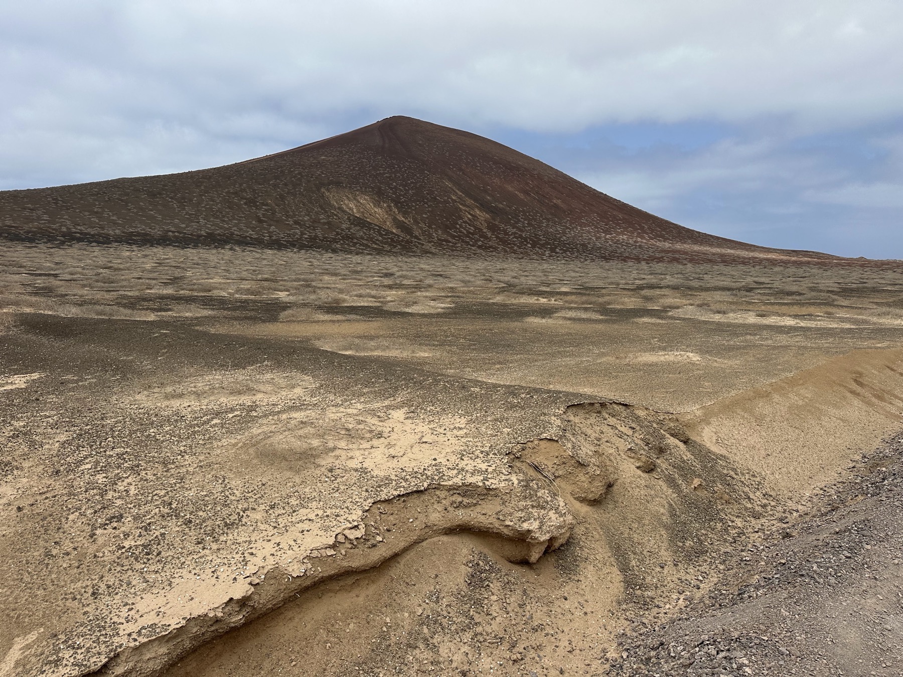 Paisaje interior árido con montañas volcánicas en La Graciosa
