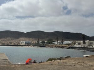Bahía tranquila y casas de Pedro Barba en La Graciosa