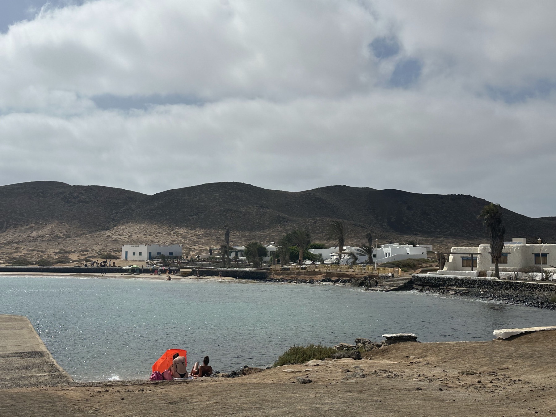 Bahía tranquila y casas de Pedro Barba en La Graciosa
