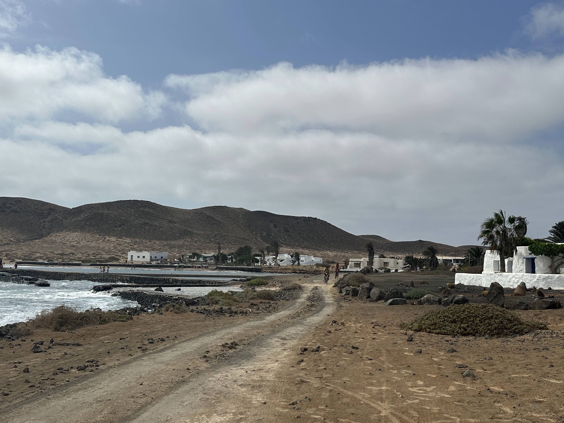 Casas blancas de Pedro Barba en un paisaje árido de La Graciosa