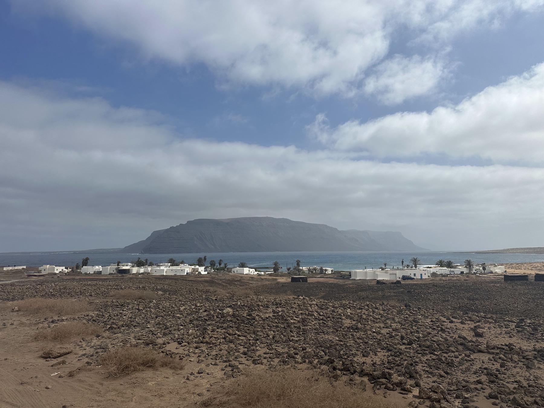 Vista amplia de Pedro Barba con casas y paisaje costero en La Graciosa
