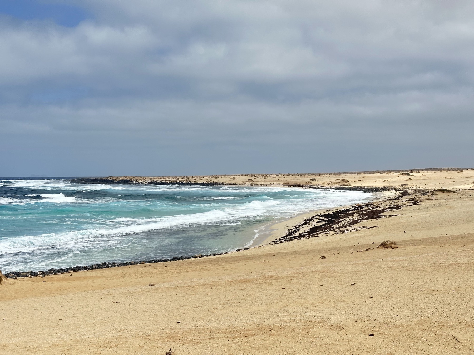 Playa amplia con oleaje en la costa norte de La Graciosa