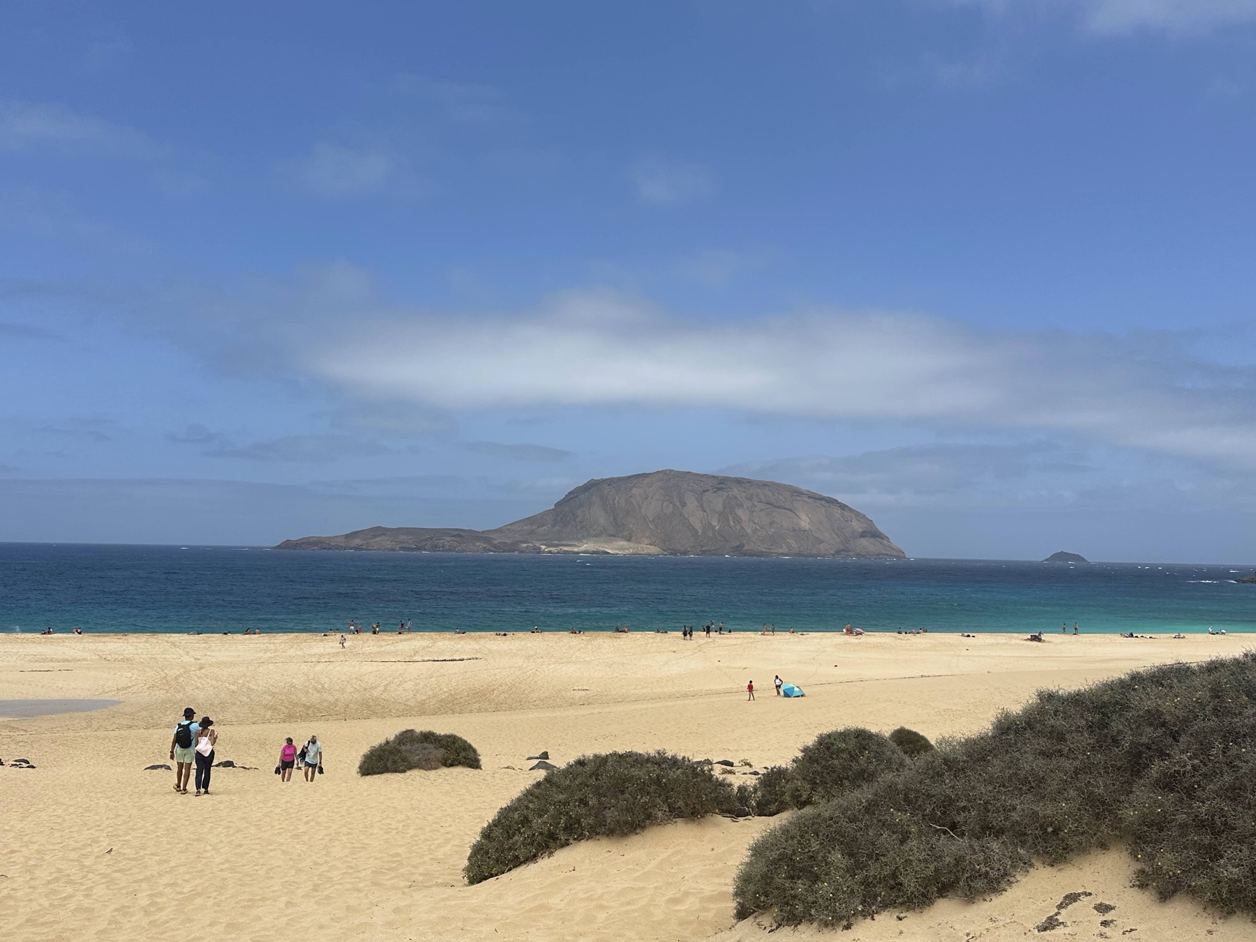 Playa amplia de arena clara y mar azul en La Graciosa
