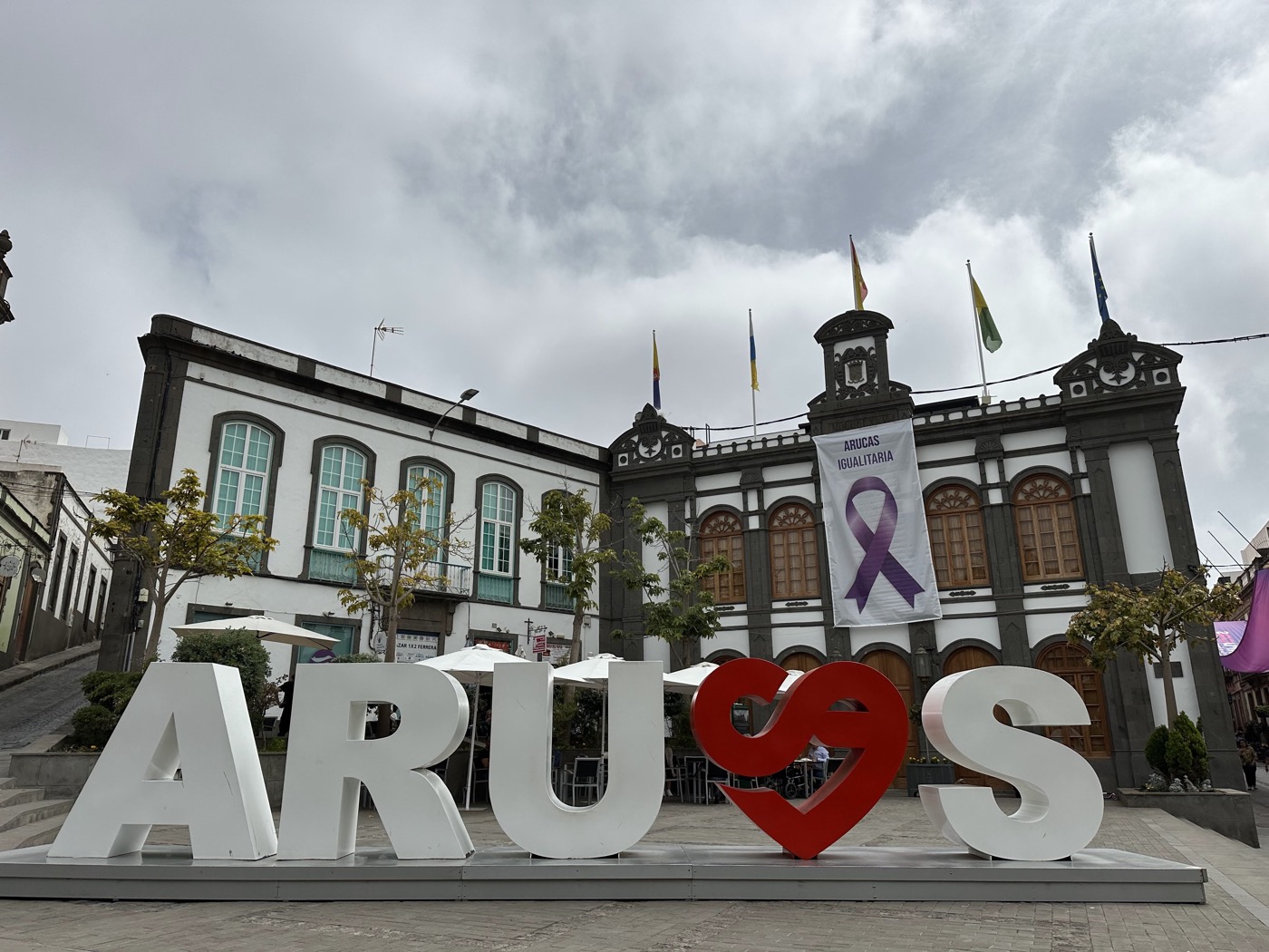 Casas Consistoriales y letras de Arucas en la plaza de la Constitución