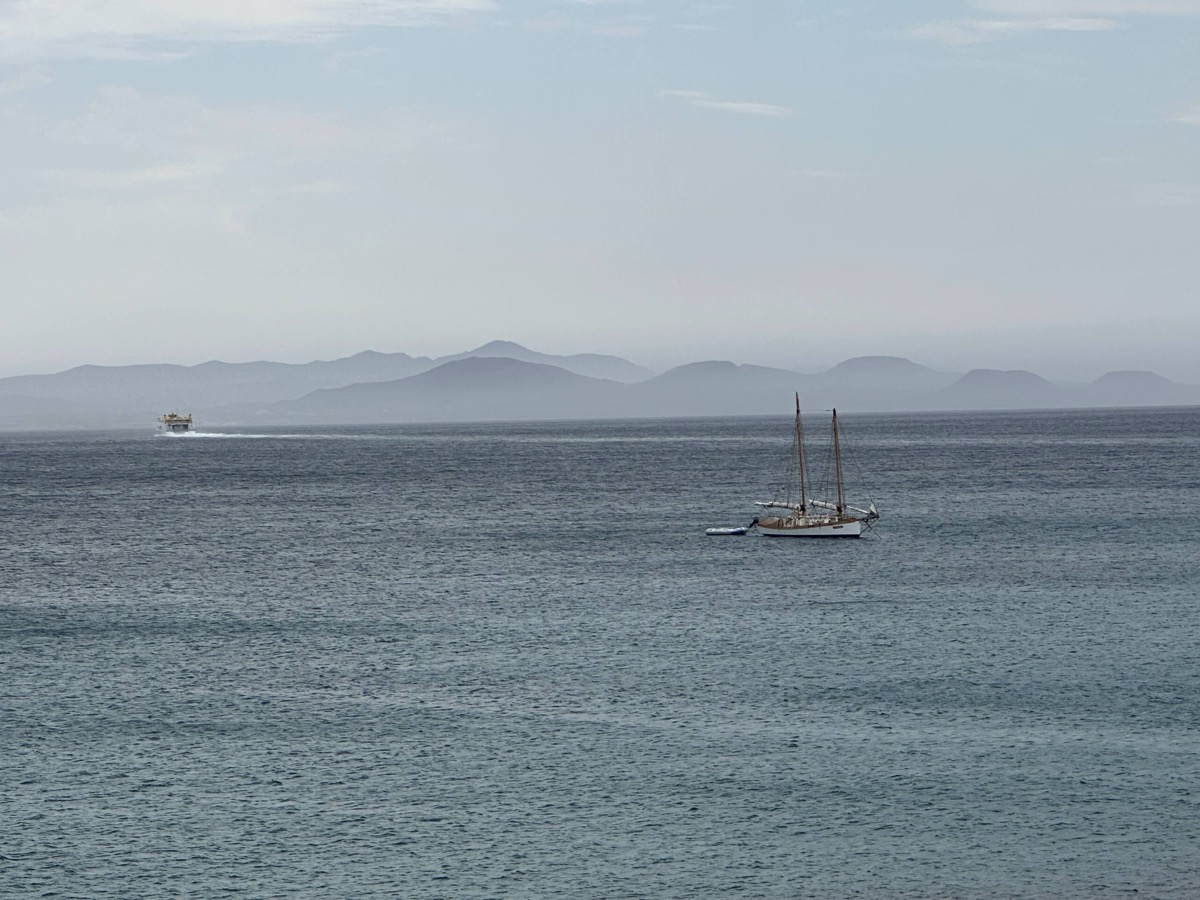 Velero y otra embarcación en el estrecho de la Bocaina con el relieve de Fuerteventura al fondo